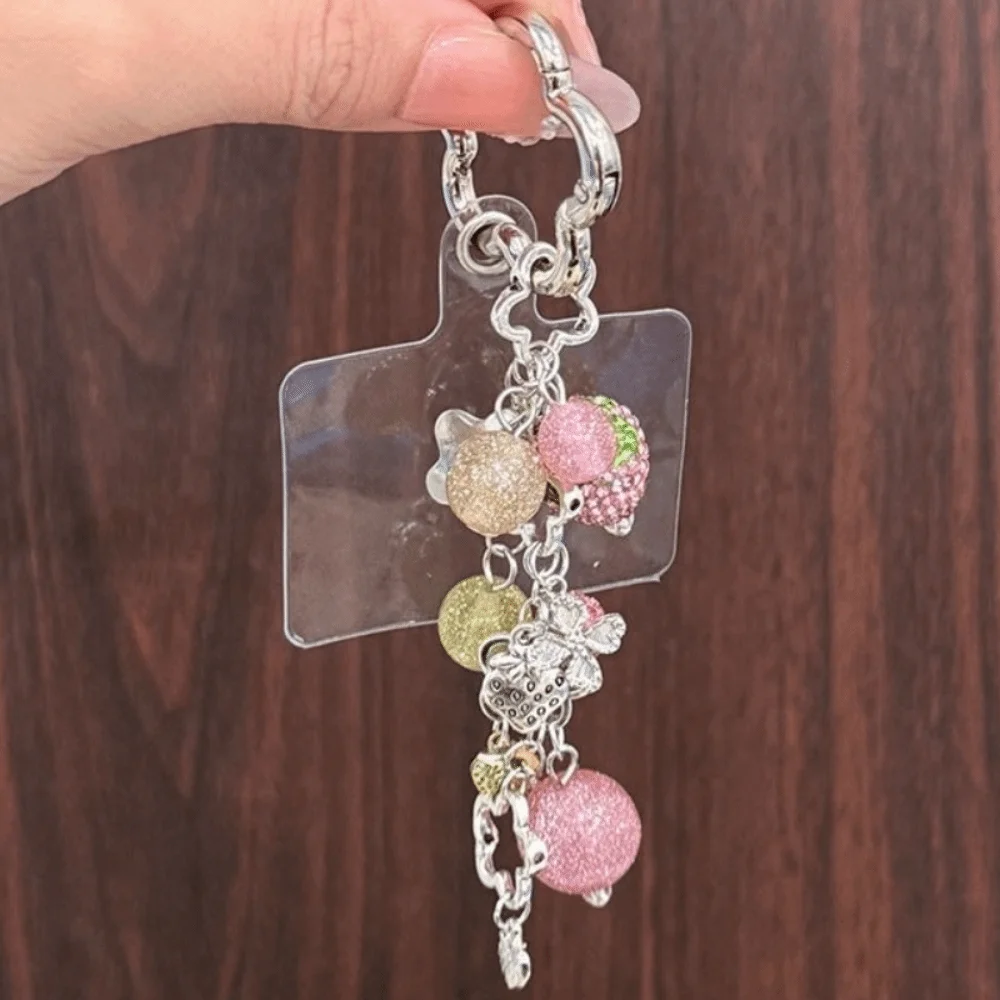 Süßer Legierungs-Erdbeer-Schlüsselanhänger Funkelnder Perlen-Handyanhänger Rosa Blumen-Hardware-Taschenanhänger für Damen – Detail 10