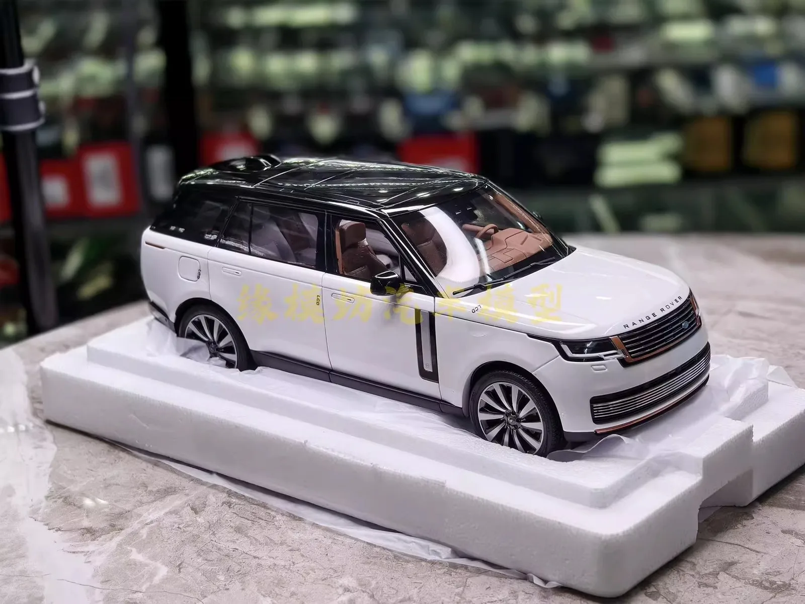 1:18 LCD Land Rover Range Rover SV 2022 Honor Long Axis Diecast Model Car Gifts