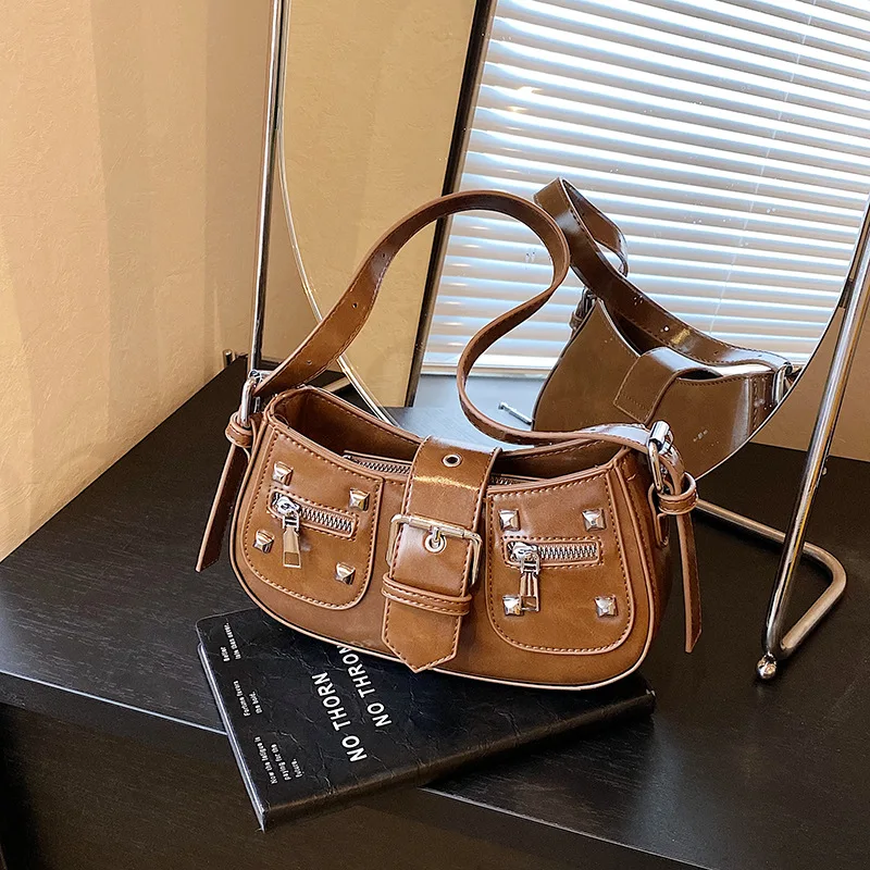 

2025 Новая нишевая модная сумка через плечо в европейском и американском стиле Spice Girls, сумка-мессенджер с заклепками и локомотивом в стиле ретро