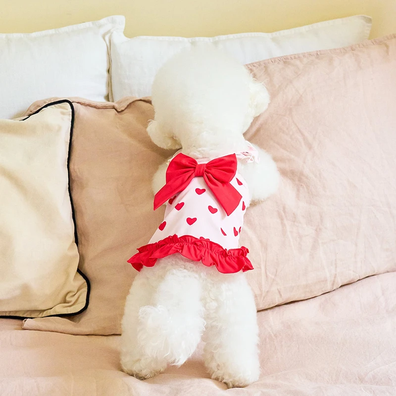 

2026 Новое платье принцессы для собак с узором в виде сердца, платье с рюшами и бантом для больших щенков для маленьких собак, праздничная одежда для девочек XS-XL со шляпой