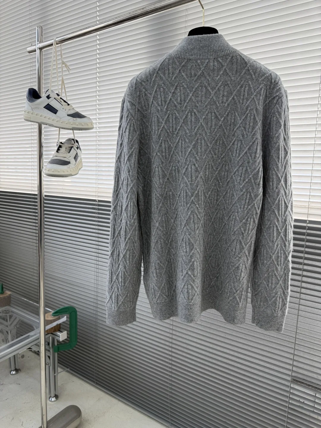 25 new autumn and winter boutique men's half zipper stand up collar sweater with cashmere wool blended yarn for excellent warmth