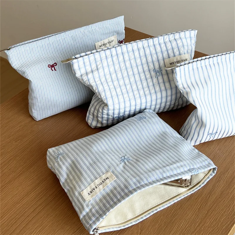 bolsa-cosmetica-listrada-azul-claro-com-laco-organizador-de-maquiagem-para-viagem-feminino-com-ziper-necessaire-multiuso