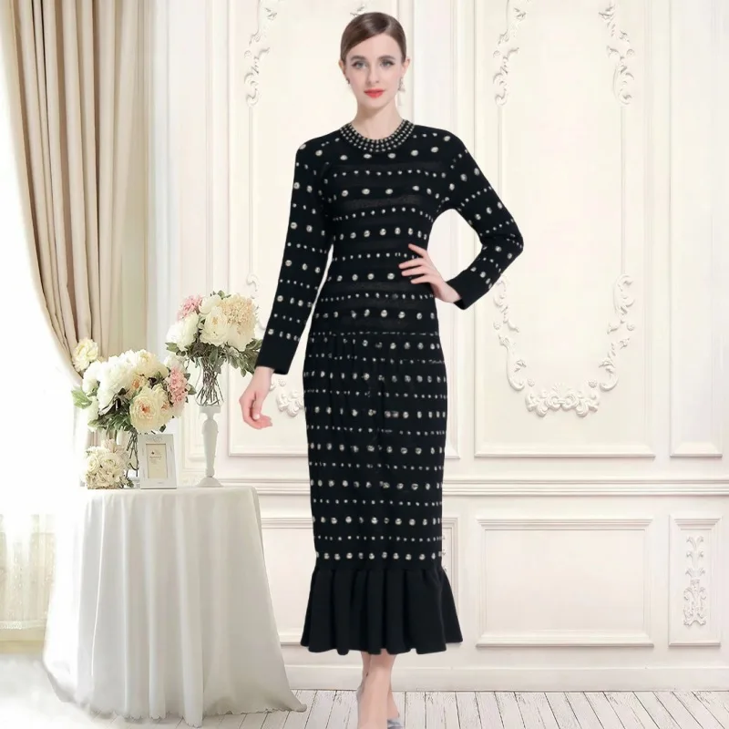 Französisches Heavy-Industrie-Strickkleid mit Nieten, Rundhalsausschnitt, Langen Ärmeln und Fischschwanz-Saum in Schwarz