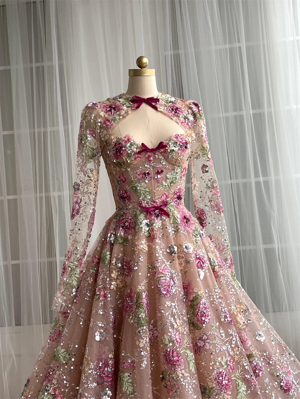 فستان زفاف كيوتو فاخر مخصص مزين بالترتر على شكل حرف a مع فيونكة ورقبة عالية وفتحة فيستدوس دي نوفيا سويب تراين رسمي 2025 #1