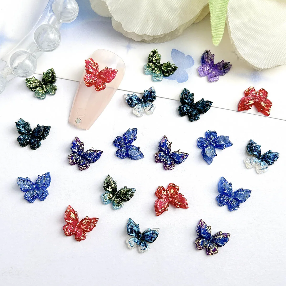 50PCS Farbverlauf Farbige Leuchtende Schmetterling Harz Nail art Dekoration Doppel Schicht Verträumte Shinny Schmetterling Nail art Charms für DIY