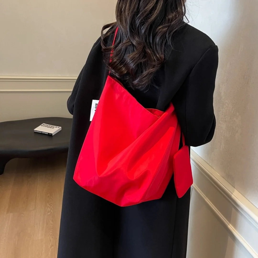 Minimalist and lazy style tote shoulder bag women's large capacity armpit bag student class bucket bag retro shopping bag