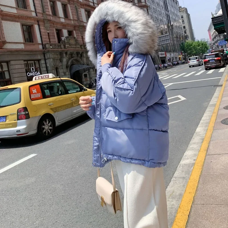 2025 ใหม่ผู้หญิงลงฝ้ายCoatเสื้อแจ็คเก็ตฤดูหนาวหญิงสั้นParkasหลวมหนาOutwear Hooded Fur Collarอเนกประสงค์Overcoat