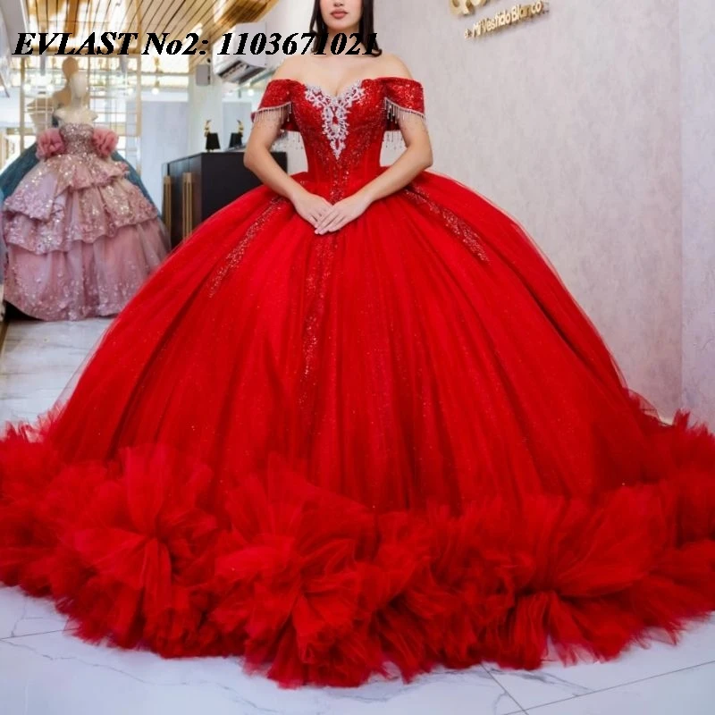 ชุดเดรสงาน Quinceanera สไตล์เม็กซิกันสีแดงแบบสั่งตัดจาก EVLAST แบบเปิดไหล่ ประดับคริสตัลและลูกปัดระยิบระยับ พร้อมระบาย  สำหรับงานฉลองอายุ 16 ปี (Sweet 16) หรืองานฉลองอายุ 15 ปี (15 Anos) รุ่น E2QA132