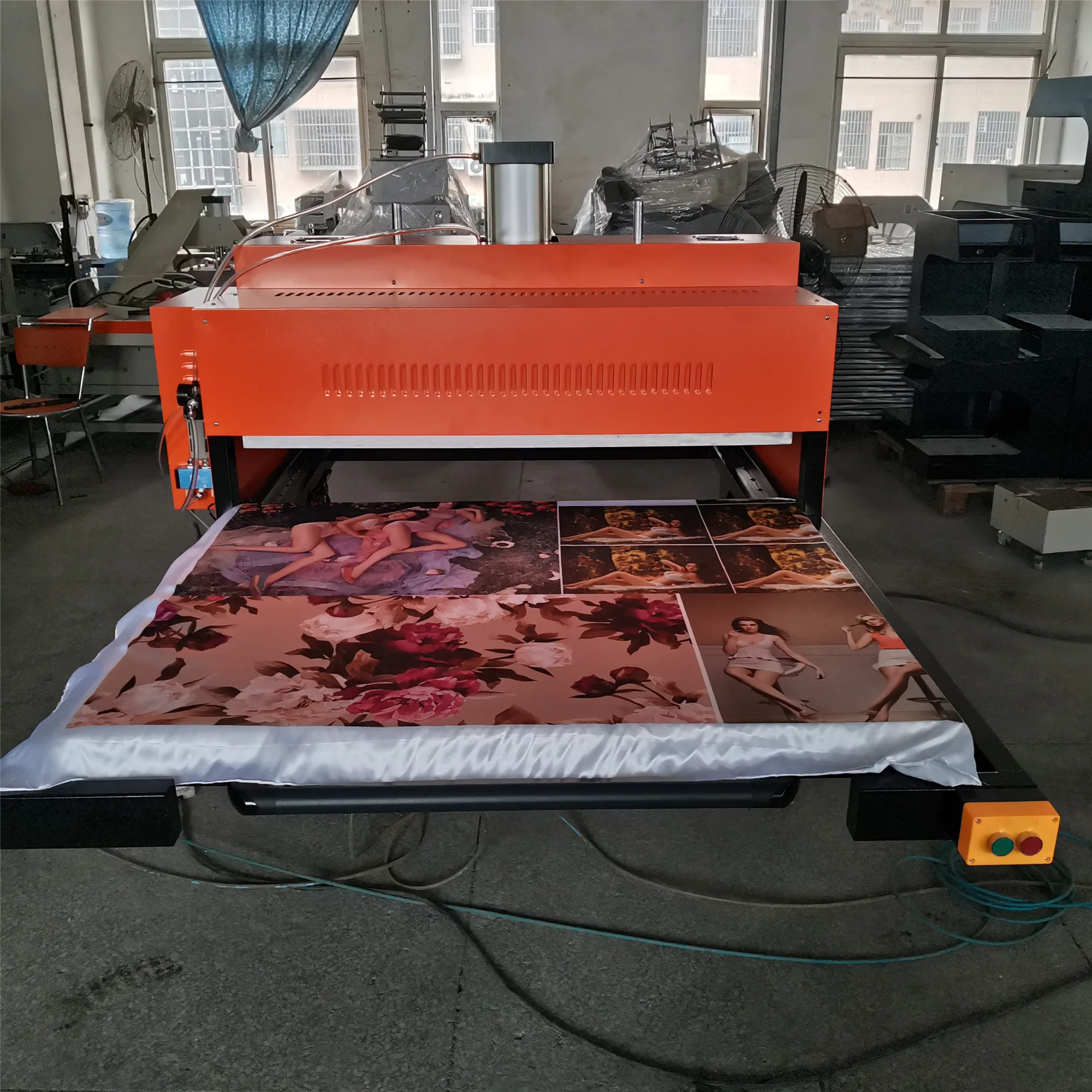 Prasa termotransferowa pneumatyczna dwustronnego działania o dużym formacie z wysuwanym blatem, 39 x 47 cali.