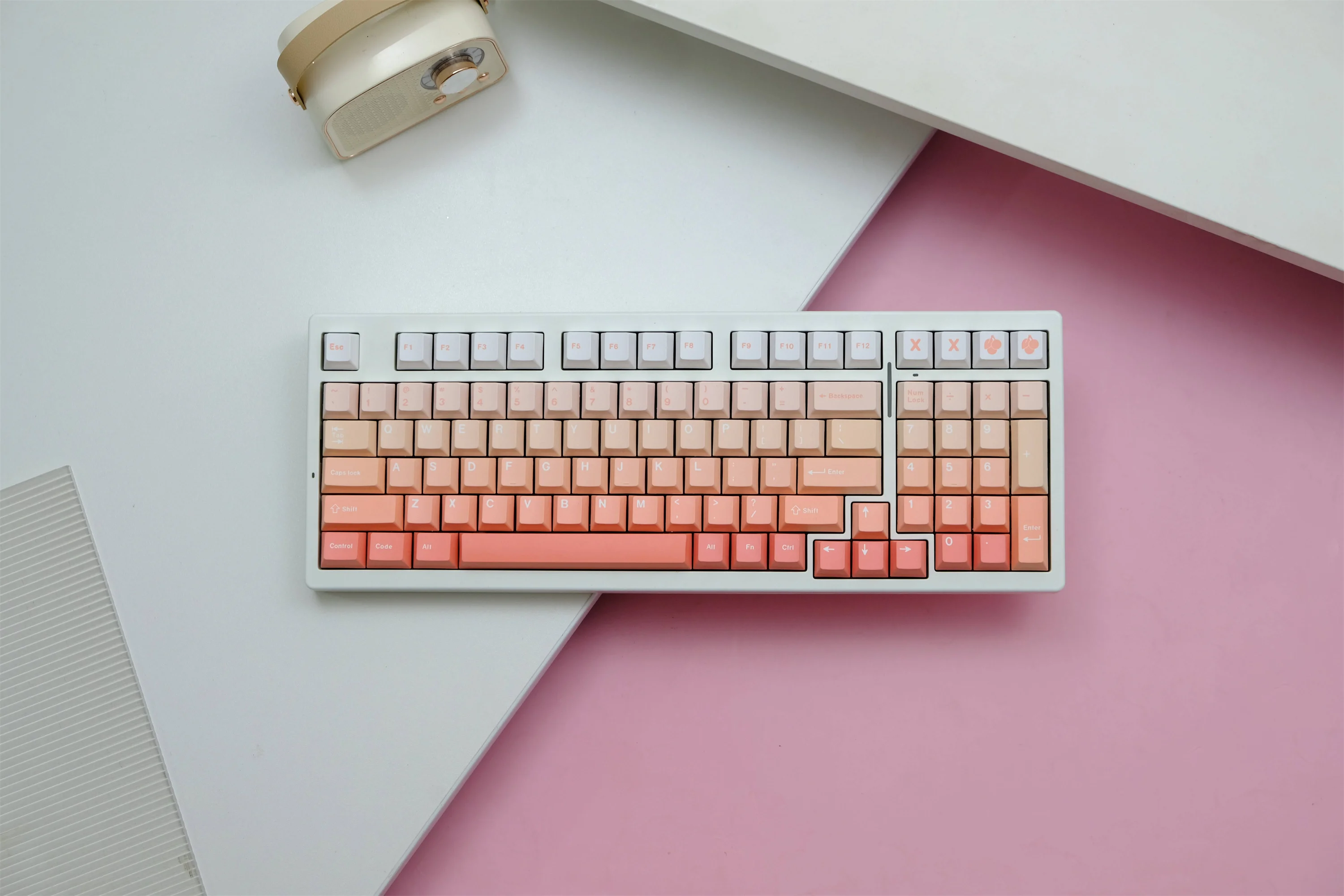 

Blush gradient Keycap 147 Keys PBT Keycaps Cherry Profile DYE-SUB Personalized For Mechanical Keyboard