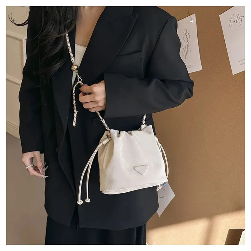 Popular Explosive Small Bag Women's New High-end Sense Niche Chain Crossbody Bag Single Shoulder Bucket Bag