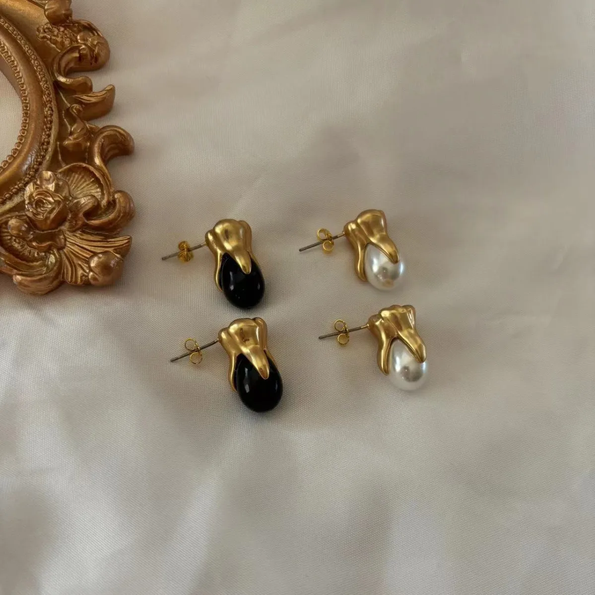 

European and American New Retro Noble Gold Luxury Black and White Pearl Temperament Simple Stud Earrings Jewellery gift