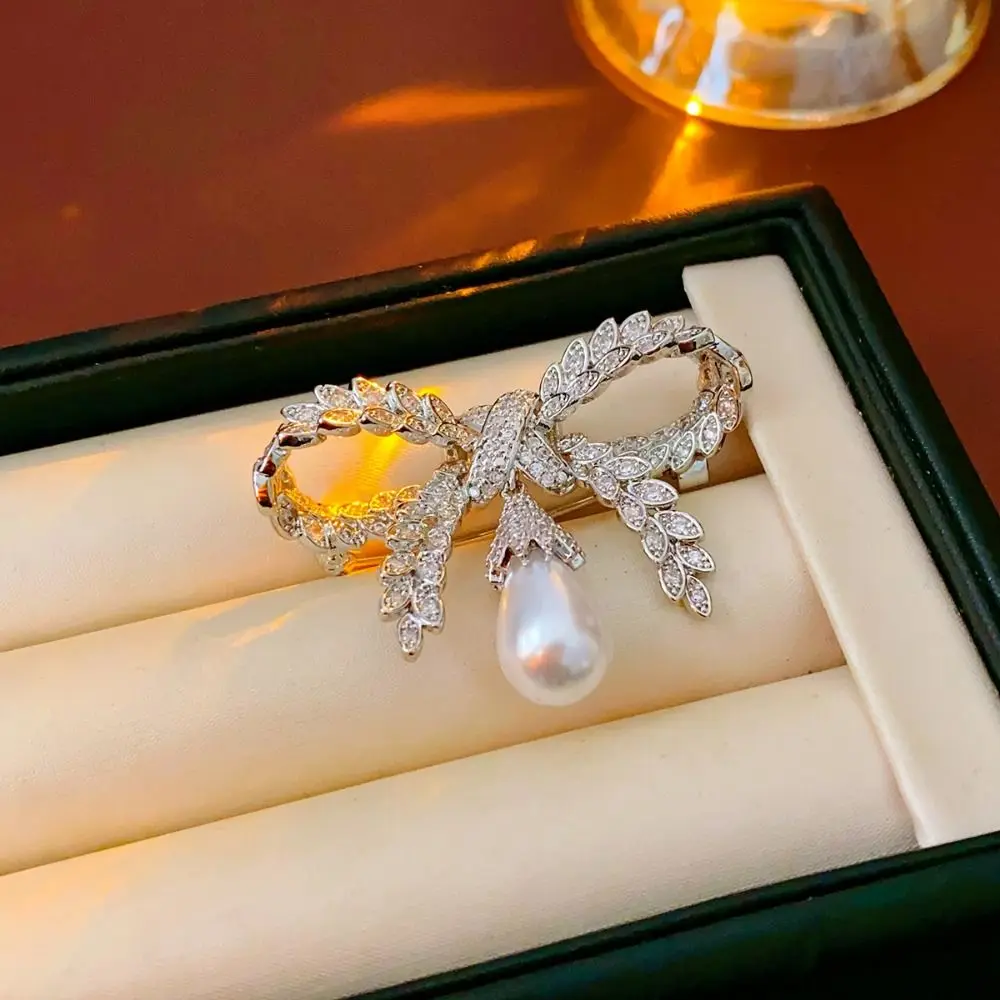 Брошь-бабочка со стразами в Корейском стиле, булавка для воротника из сплава, ювелирные аксессуары, значок, брошь со стразами, подарок
