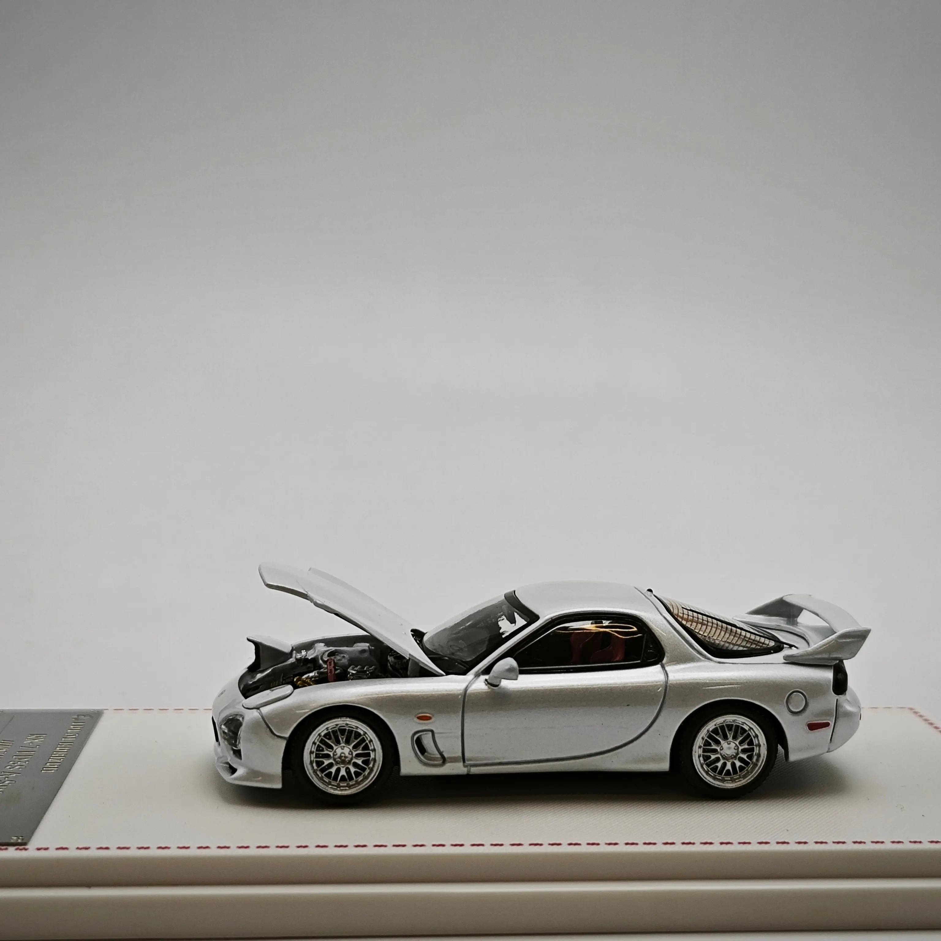 Modelo de Carro em Liga FH 1:64 RX-7 FD3S A Spec com Capô Aberto