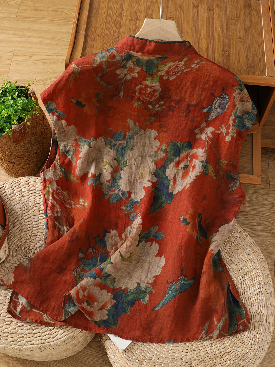 新しい中国風の女性のノースリーブシャツ薄い綿麻夏プリント襟スタンドアップボタンアップトップファッショナブルなルーズフィット