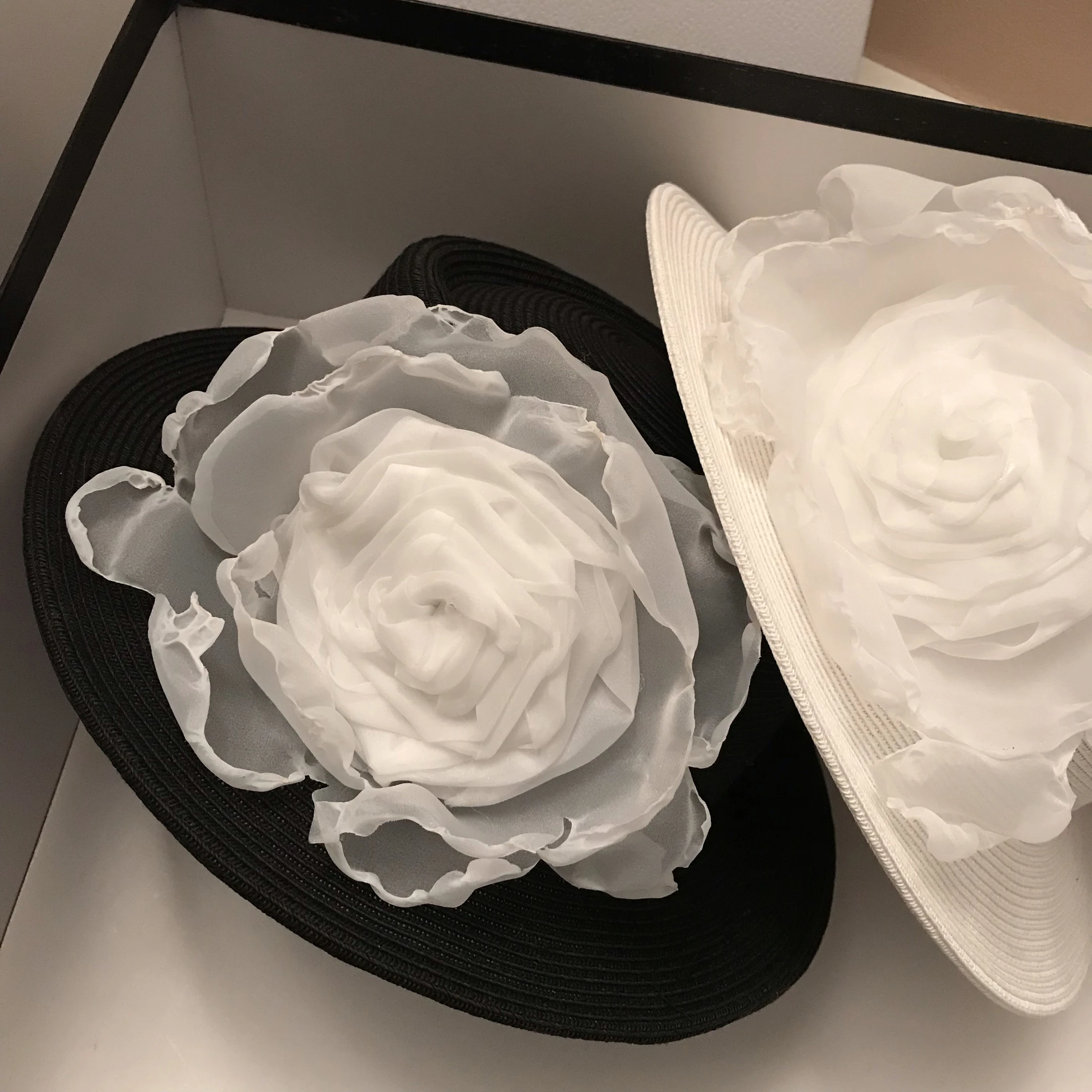 مصمم نمط أنيق ثلاثية الأبعاد الأزهار فيدورا قبعة المرأة أنيق شقة قبعات من القش أسود أبيض السفر ظلة قبعة الربيع الصيف