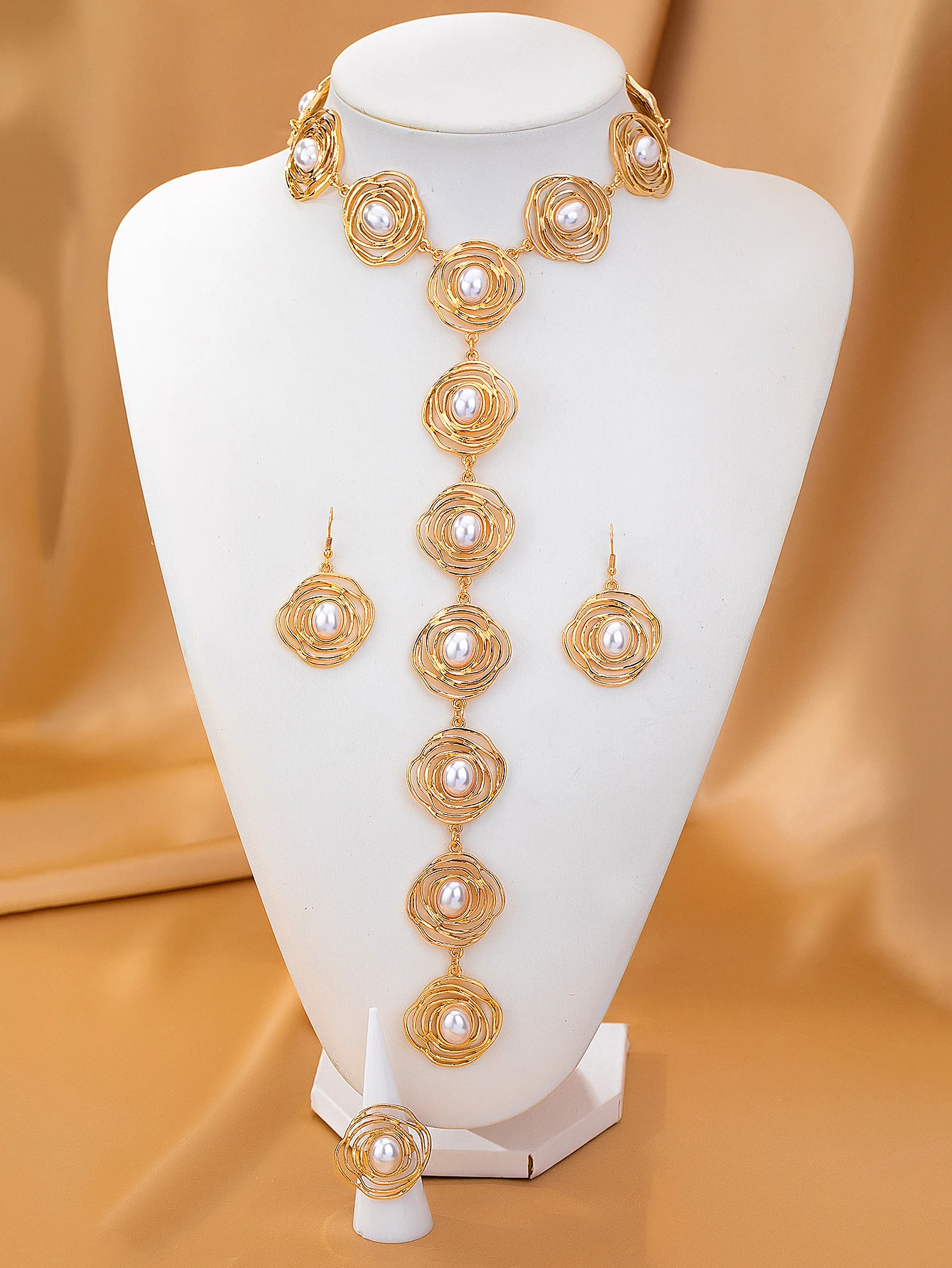 Damen-Schmuckset mit goldfarbenen, spiralförmigen Blumen und Perlen, mehrschichtige, drahtumwickelte lange Halskette, Hängeohrringe, Ring, Vintage-Party, auffälliger, dekorativer Schmuck. – Detail 2