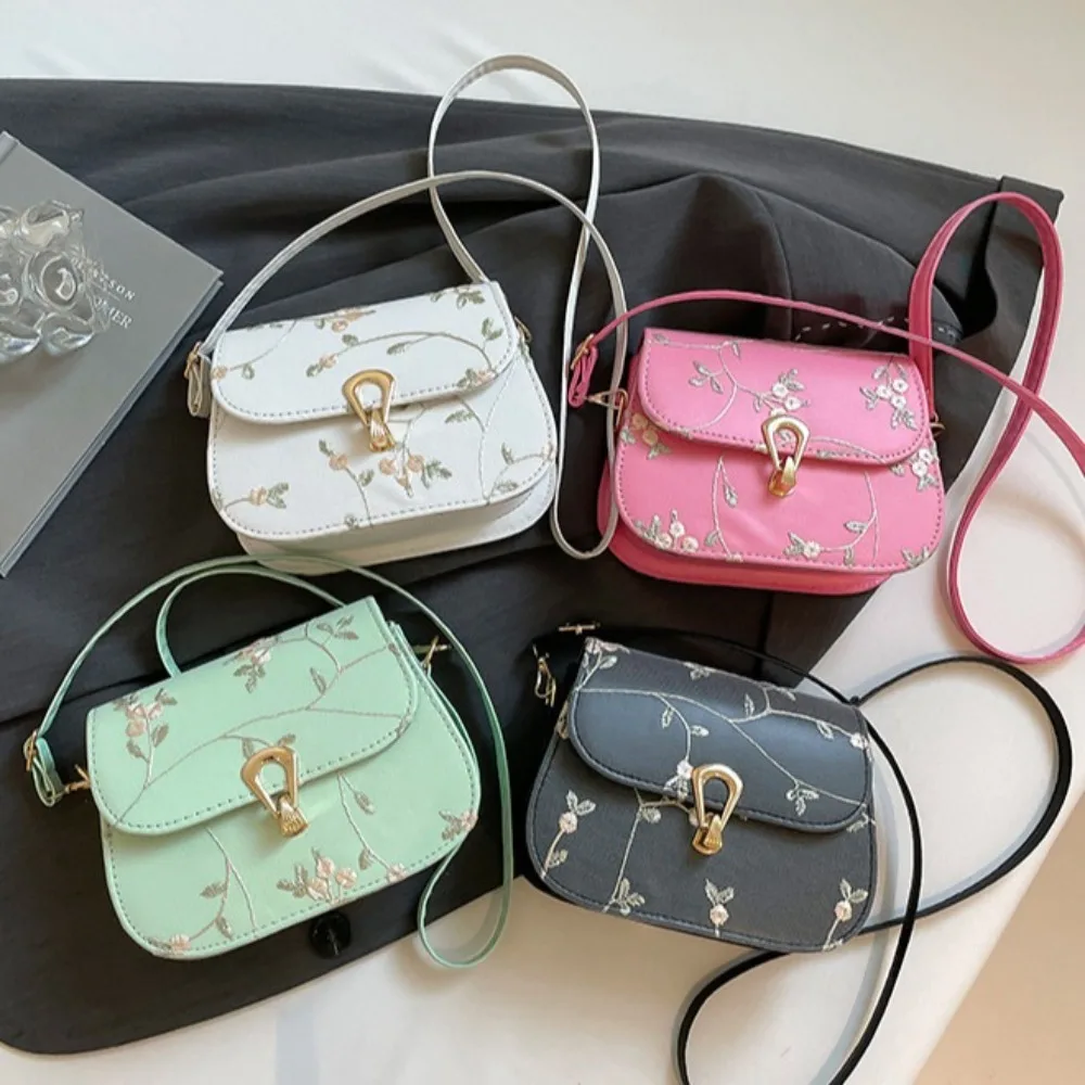 

Adjustable Strap Straw Woven Bag Hasp Closure Straw Material Lace Flower Woven Bag Versatile Style Flower Design Crossbody Bag