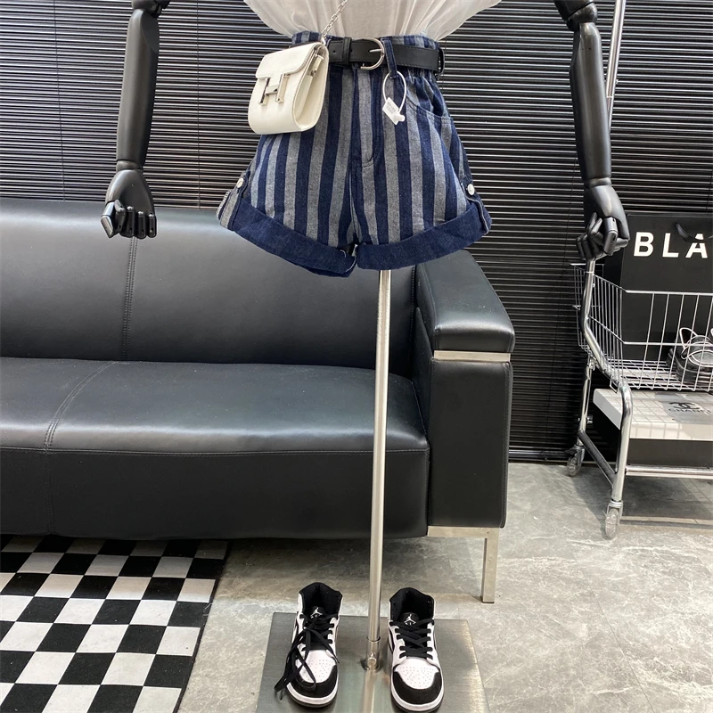 Belt!New fashion Designer new style Famous brand Zebra stripes edge curl Denim shorts High waist Versatile Loose short