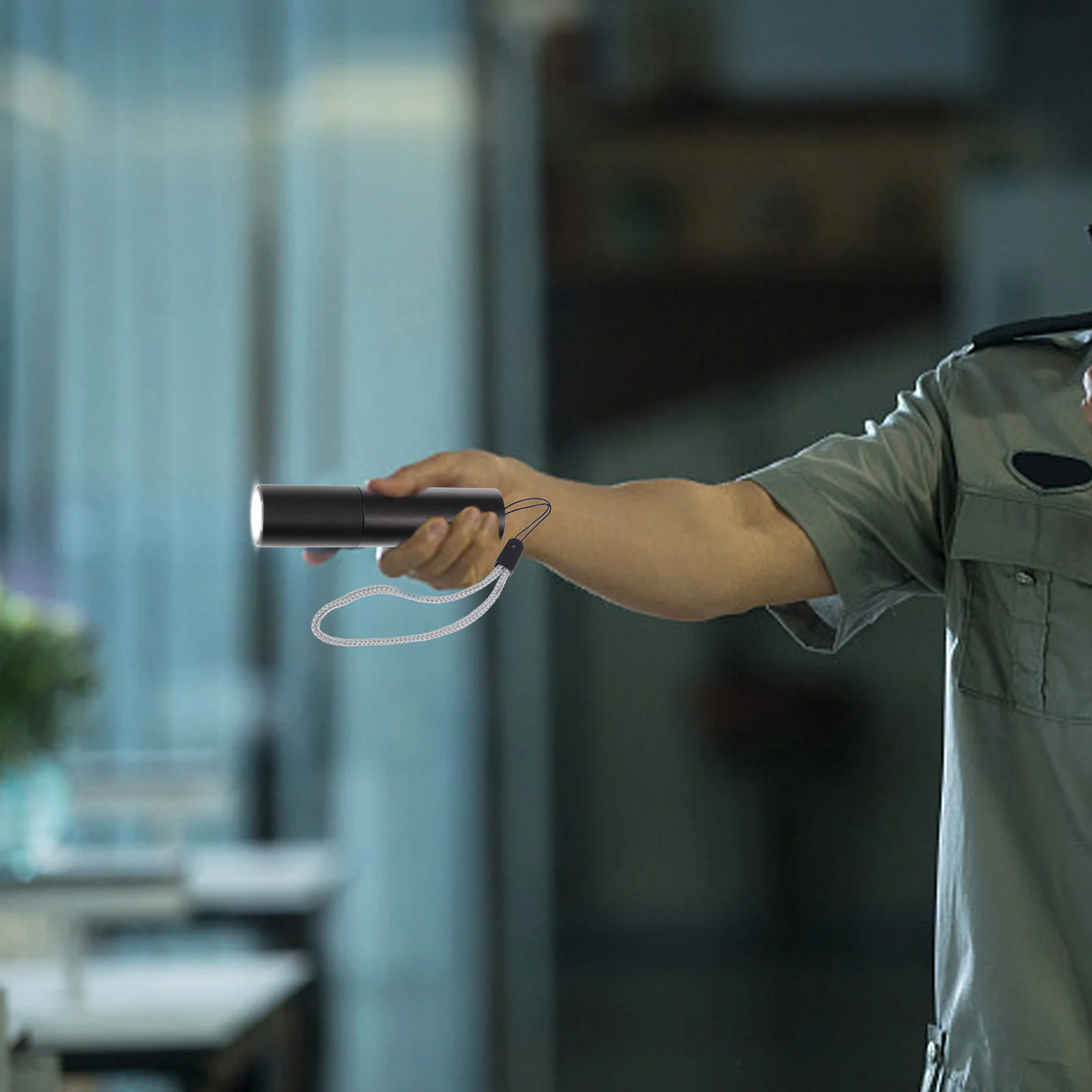 

1Set Outdoor Flashlight with Zoom Function Powerful Beam Long Range Illumination Rechargeable Portable Light for Camping