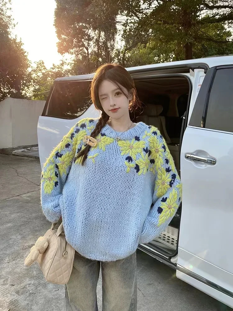 เสื้อสเวตเตอร์ผู้หญิงสีน้ำเงินสไตล์วินเทจ ลายดอกไม้ถักแบบหนา ทรงหลวม ใส่ได้หลายโอกาส สำหรับฤดูใบไม้ร่วงและฤดูหนาว ดีไซน์เก๋ไก๋ เหมาะสำหรับใส่ไปทำงาน