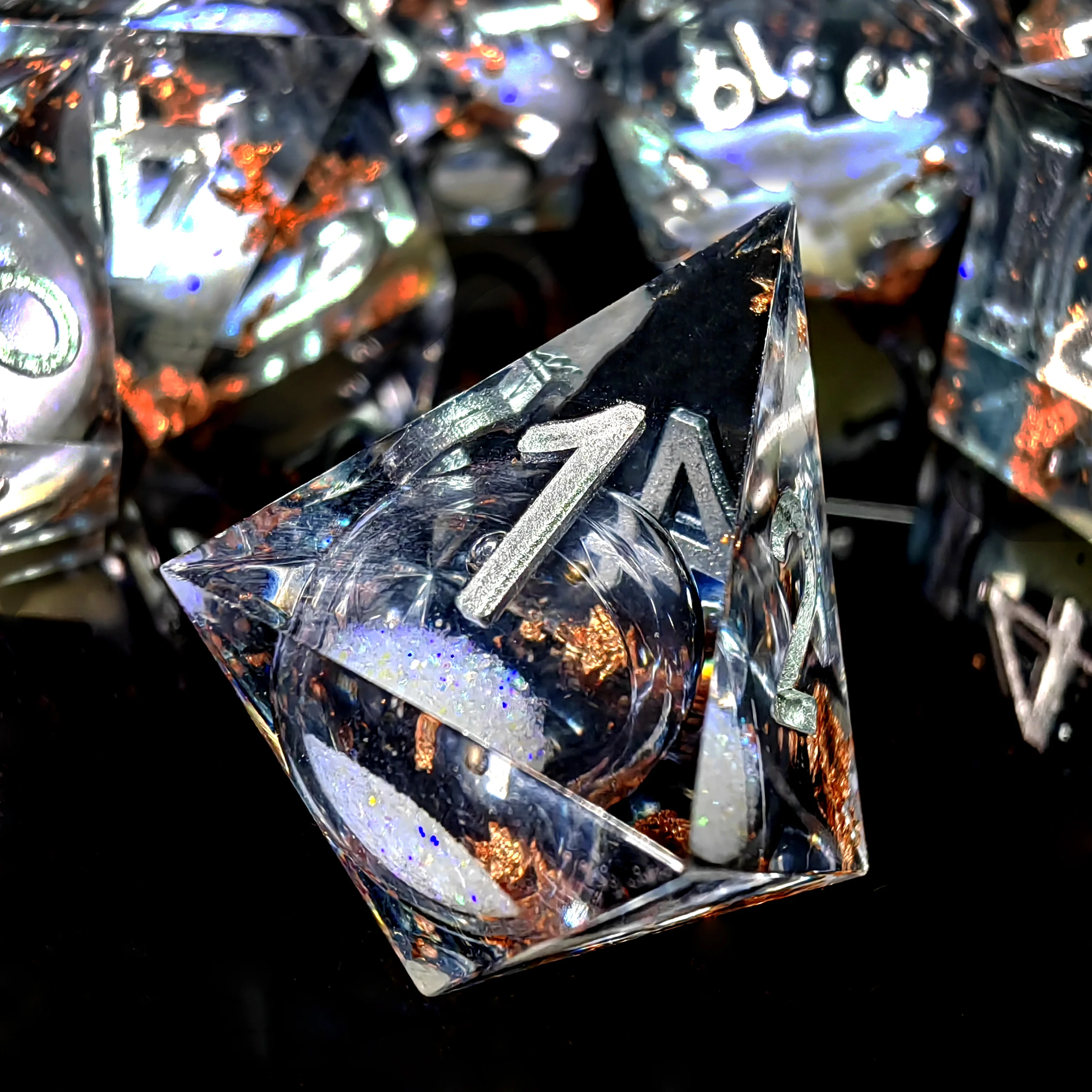 مجموعة نرد DnD - نرد راتينج مكون من 7 قطع مع رمل متدفق رمادي، وأرقام فضية شفافة لسطح الطاولة RPG وألعاب الطاولة