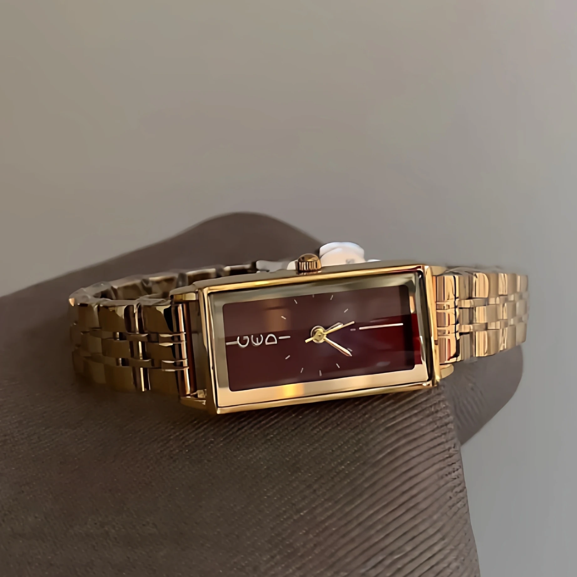 CILOA ساعة القرون الوسطى الحمراء الإناث الرجعية مزاجه مربع 2025 الاتجاه الجديد موضة العلامة التجارية حقيقية مقاوم للماء هدية ساعة كوارتز