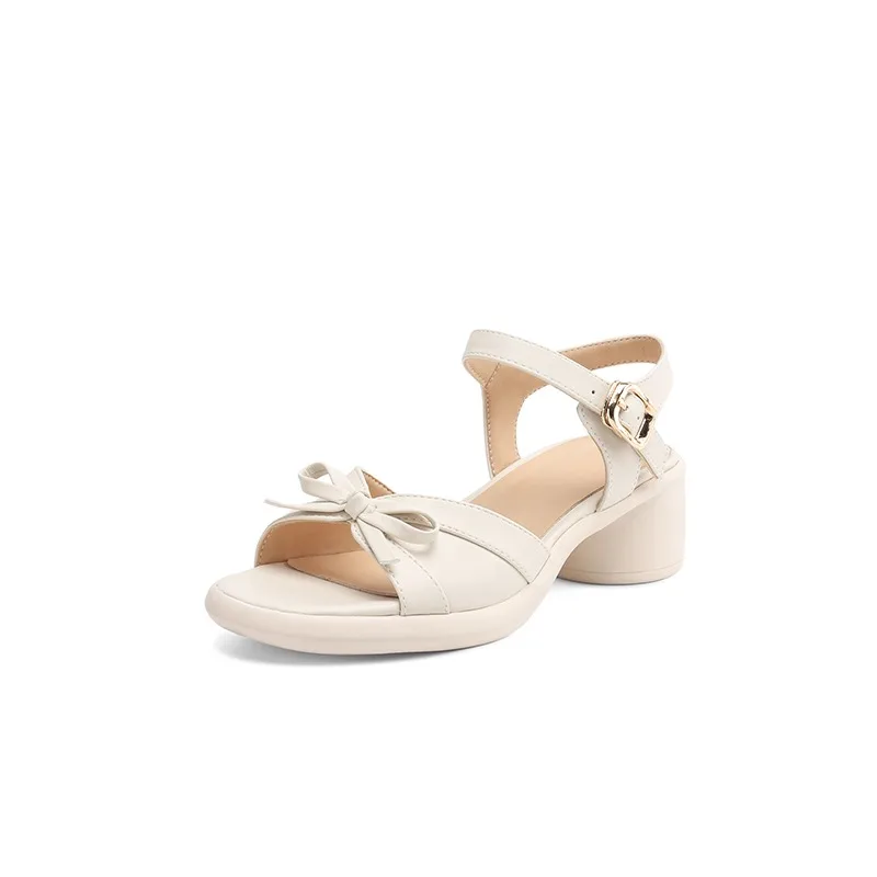 

Модные босоножки на каблуке. Толстый каблук. Дизайн банта-бабочки на верхней части обуви. Сладкий и простой. Удобный.