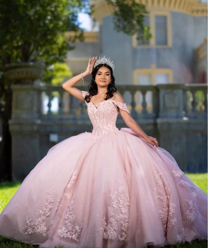 فساتين Quinceanera مكشوفة الأكتاف مع زينة زهور ، فستان أميرة وردي ، مشد برباط وتنورة ، 15 سنة ،