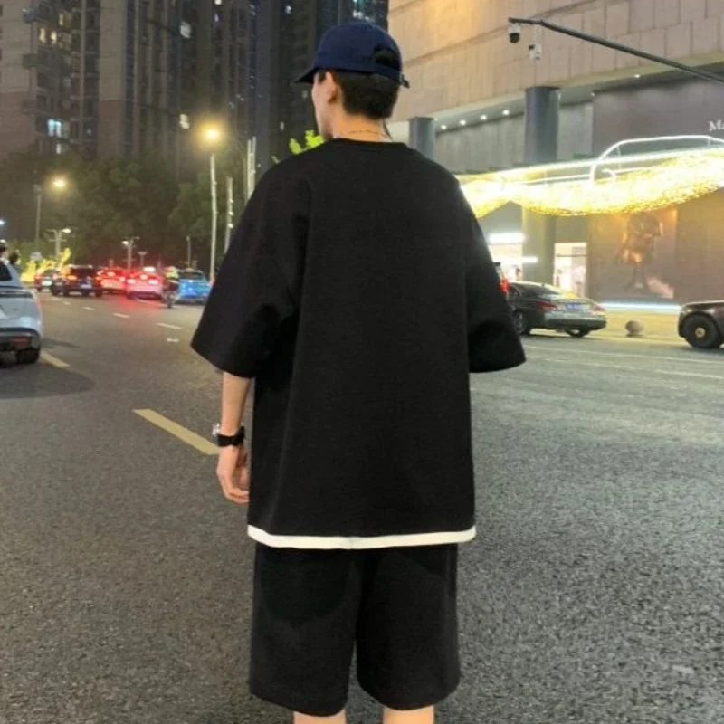 Conjunto de shorts masculinos de náilon impressão gráfica moda homem 2025 novidade em tendências elegantes trajes tendência solta camiseta masculina conjuntos curtos