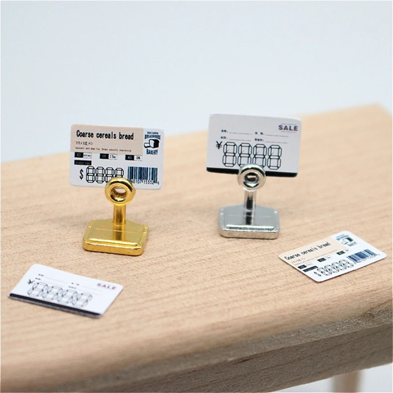 1 zestaw miniaturowych metali do zabawy w domku dla lalek: metalowe etykiety cenowe i małe karteczki z napisami, dekoracja do domku dla lalek, ozdoba do ciasteczek i ciastek, akcesoria.