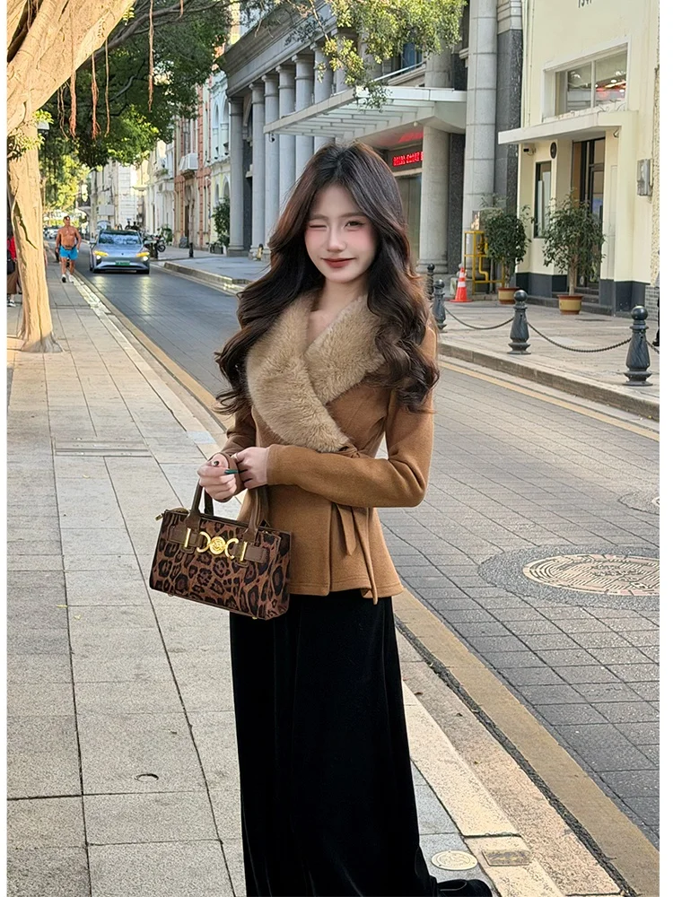 

Теплое коричневое пальто малого размера с меховым воротником, завязками и эффектом стройности, универсальное, во французском стиле, из полиэфирного волокна