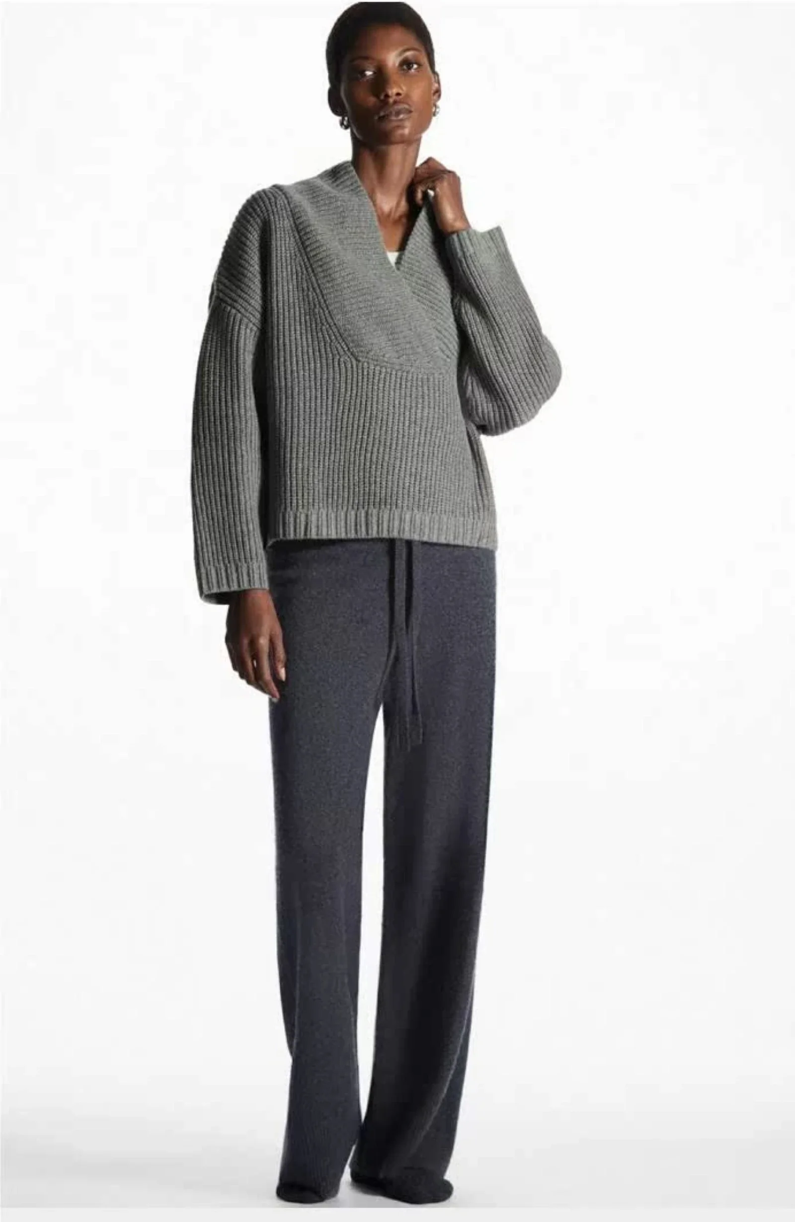 Traje etéreo 2025 cos invierno nuevo estilo de suéter de mezcla de lana con cuello en V informal y a la moda para mujer