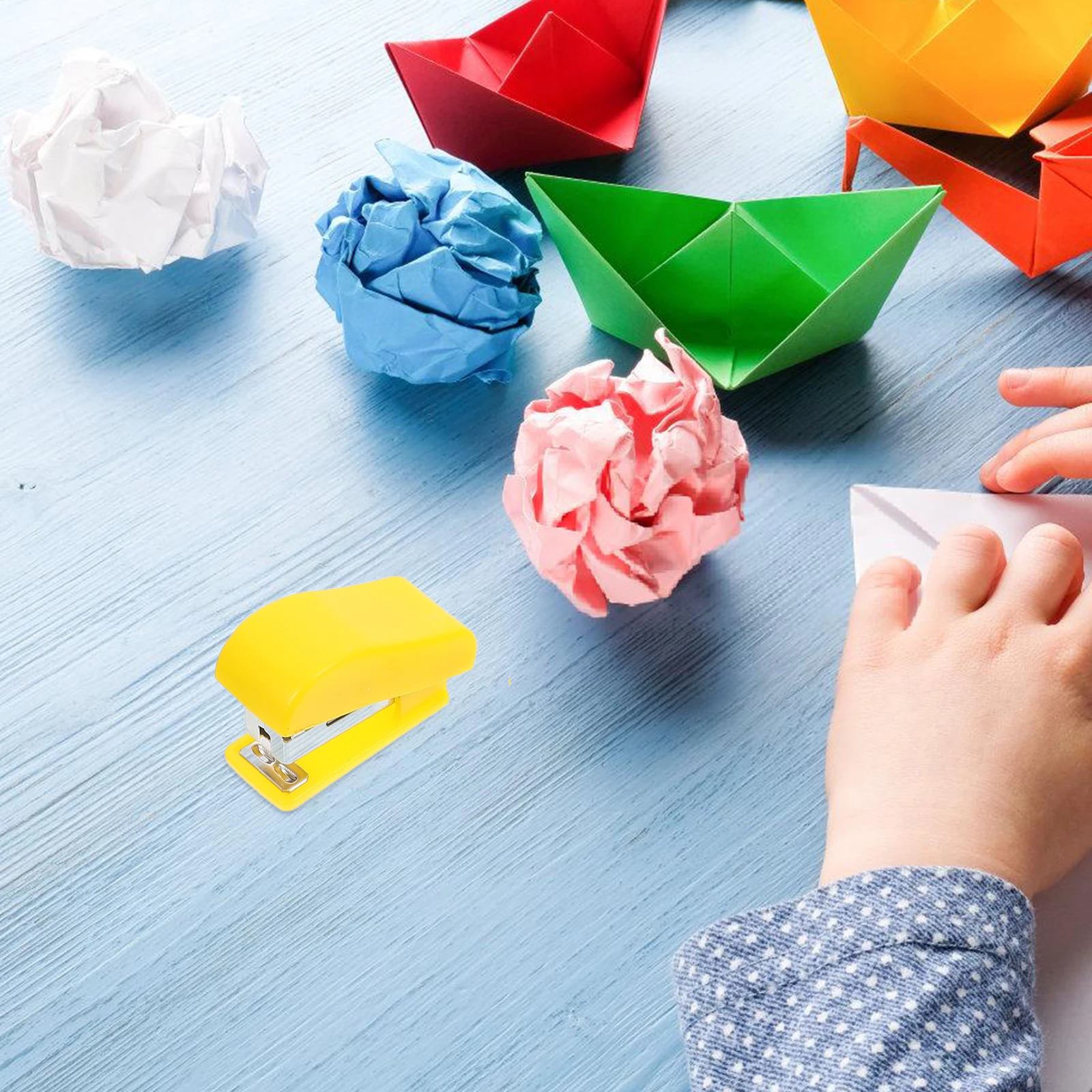 

4Pcs Adorable Desk Stapler Compact Plastic Metal Portable for Kids Office School Stationery Random Color Stapler