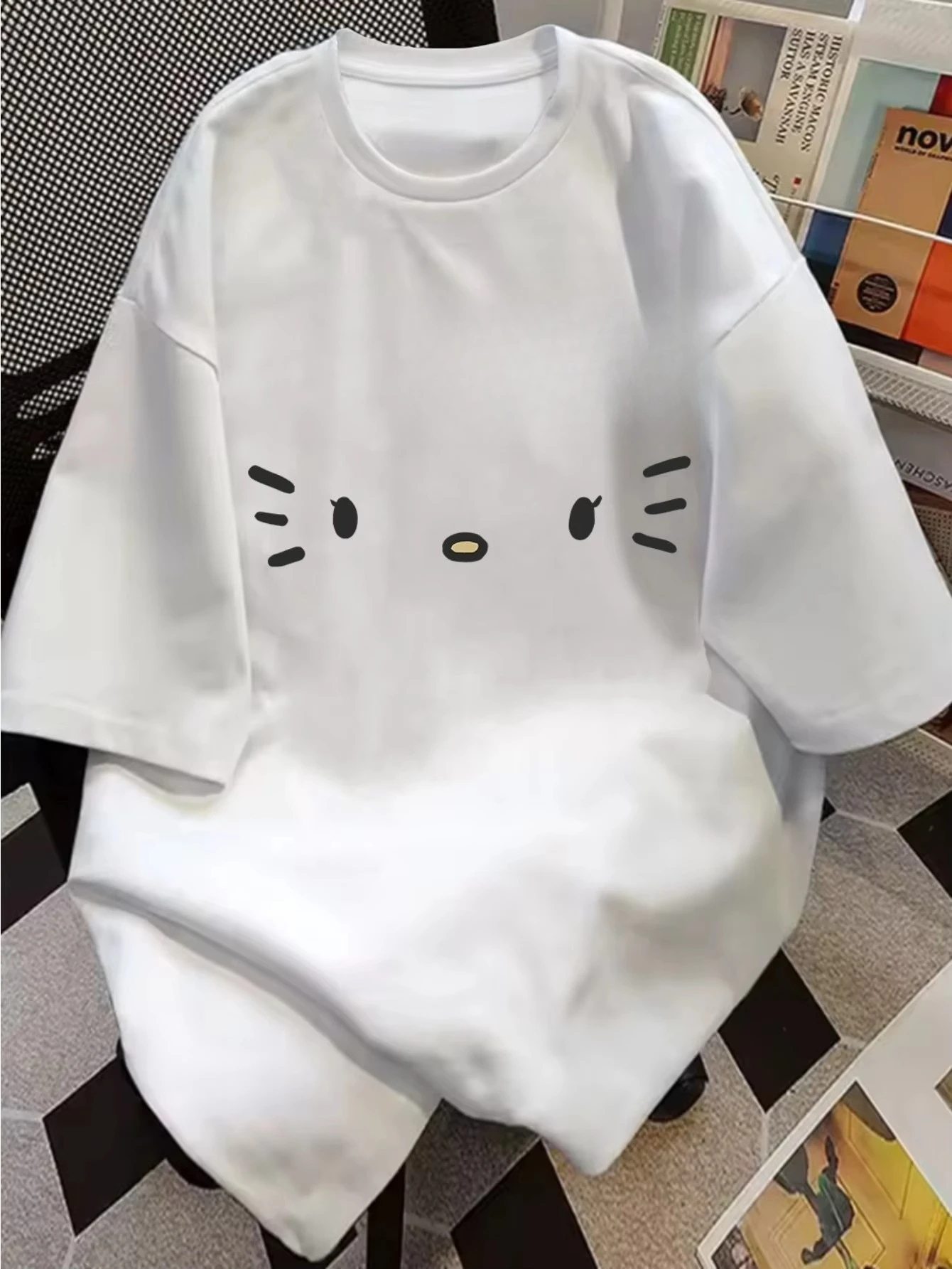 La camiseta de manga corta con estampado de dibujos animados TheSimple con un estilo de lujo lindo y ligero es adecuada para que las mujeres usen al salir
