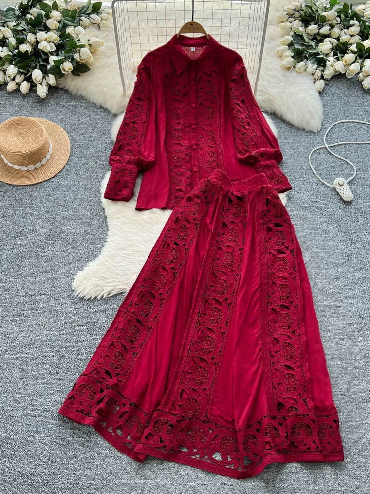 

Элегантный комплект из двух предметов: блузка с длинными рукавами и кружевными вставками, юбка макси с высокой талией, женская модная блузка с асимметричным подолом на пуговицах