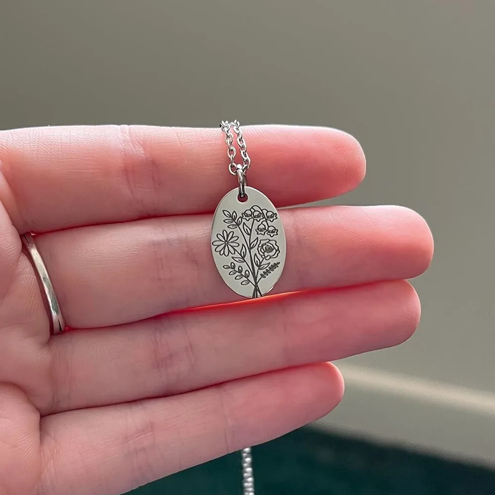 

Custom Geometry Round Text Necklace Gold Plated Personalized Engrave Birthflower Pendant For Women Gift Valentine's Day