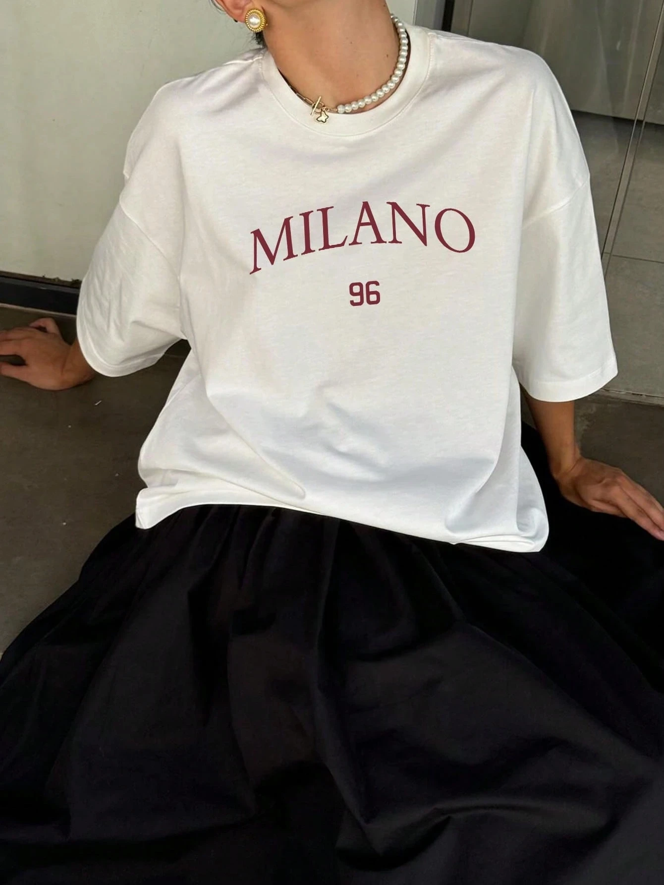 

Модная негабаритная белая футболка MILANO 96. Модная футболка больших размеров для легкого стиля.