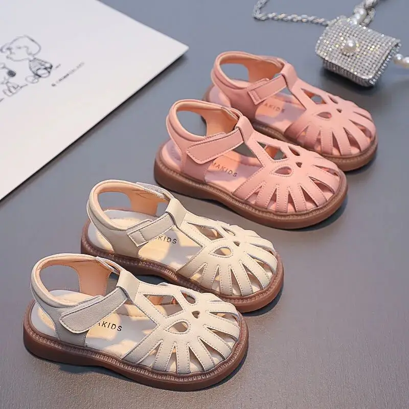 Sandalias de cuero para niñas, zapatos Baotou de suela suave hueca, zapatos de princesa a la moda, novedad de verano