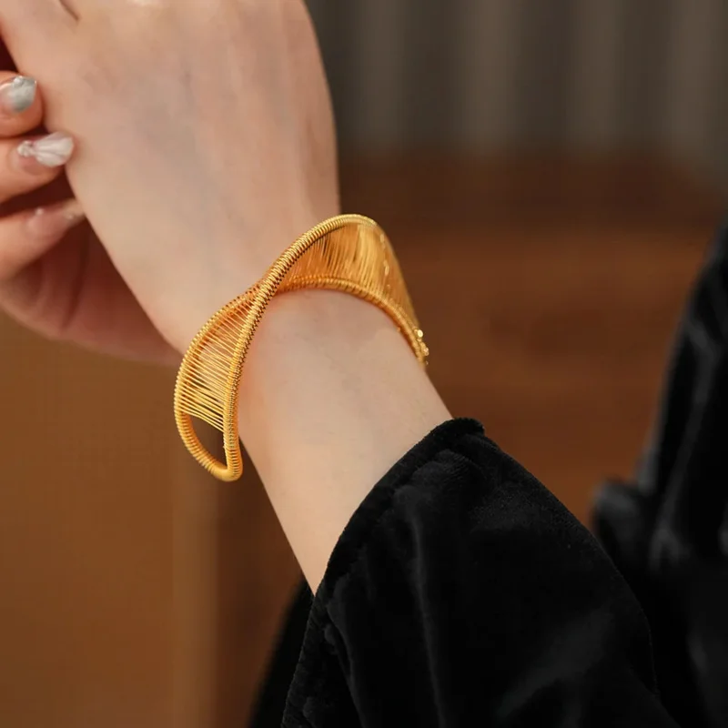 

Retro Gold Plating Fashion Opening Bangles for Women Exaggerate Luxury Bracelet Gift Ornament