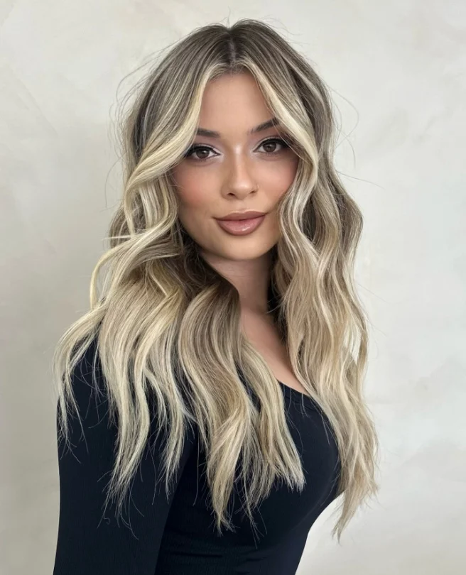 

18-дюймовый многослойный синтетический парик Платиновый блондин Музейный парик Парик для вечеринки Парик с темными корнями Парик со средней частью Парики ручной работы Бесклеевые парики