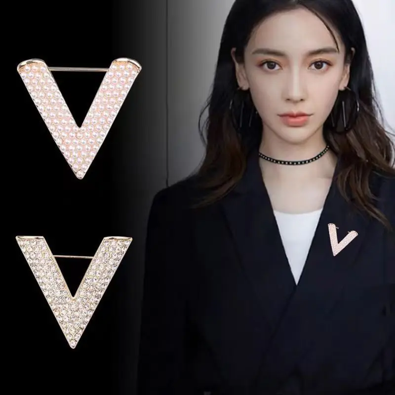 Women Elegant Imitation Pearl Brooch V-neck Anti-Light Pins For Sweater Cardigan Clip Coat Dress Stylish Accessories