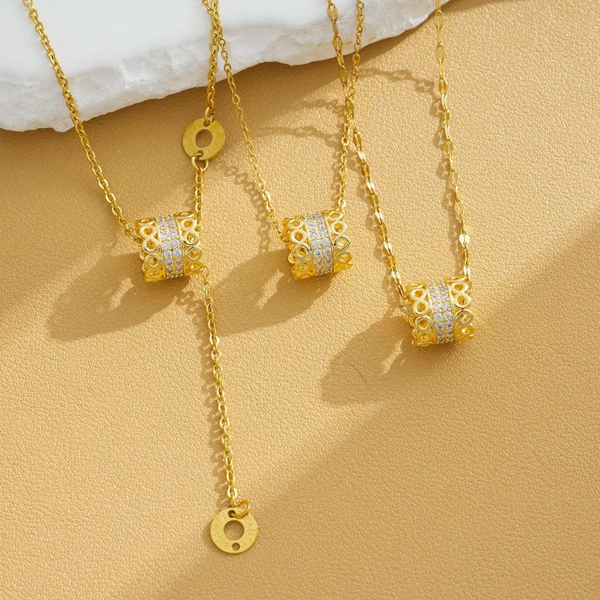 

The gold row diamond-edge pearl titanium steel necklace with slightly set diamond rings is fashionable and versatile