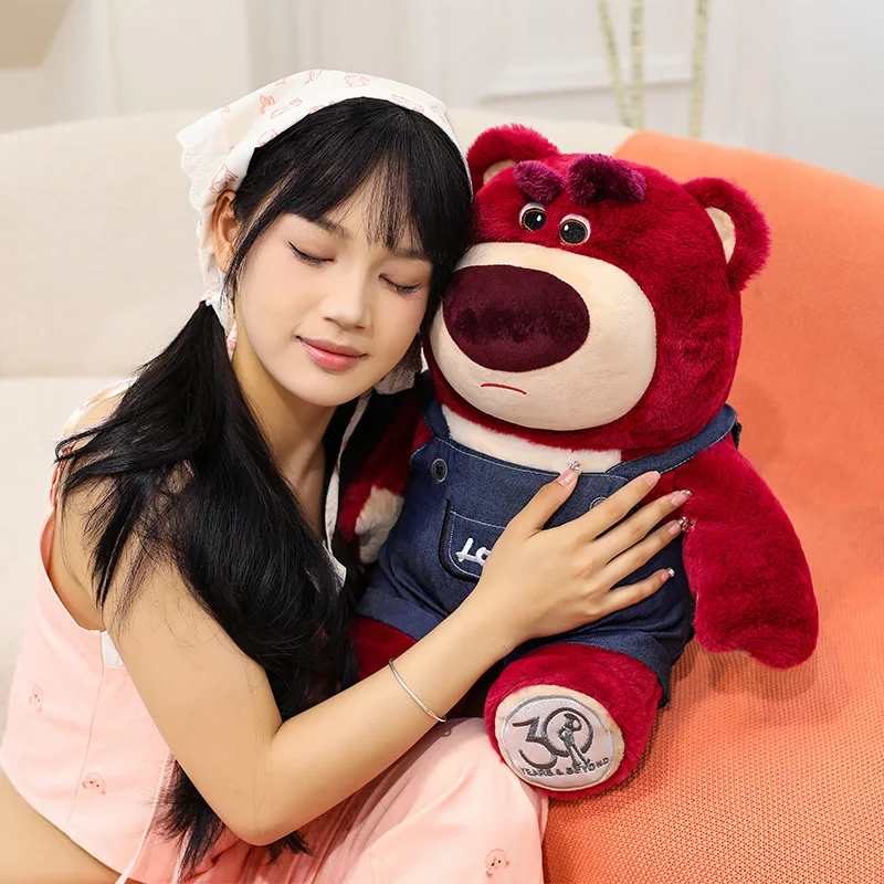 ตุ๊กตาหมีสตรอว์เบอร์รี่ใหม่ ขนาด 30/40/55 ซม. สวมชุดเอี๊ยม น่ารัก ตกแต่งโต๊ะทำงาน ของขวัญสำหรับแฟนสาว