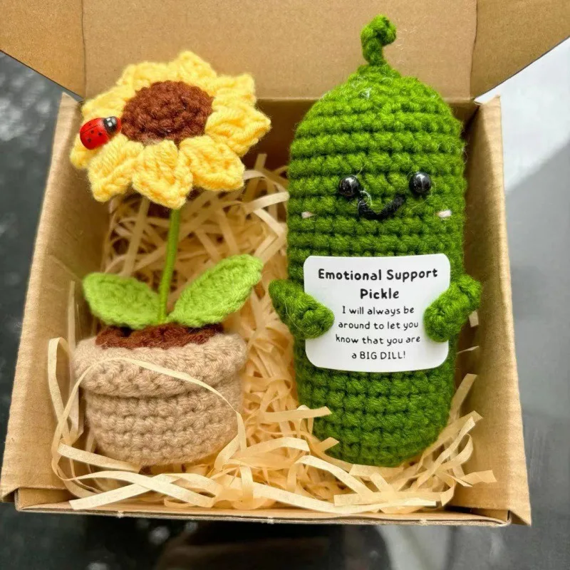 面白い編みぐるみキュウリのぬいぐるみ - 風変わりな野菜のあみぐるみと無料のひまわり鉢植えギフトセット、斬新なデスクデコレーション