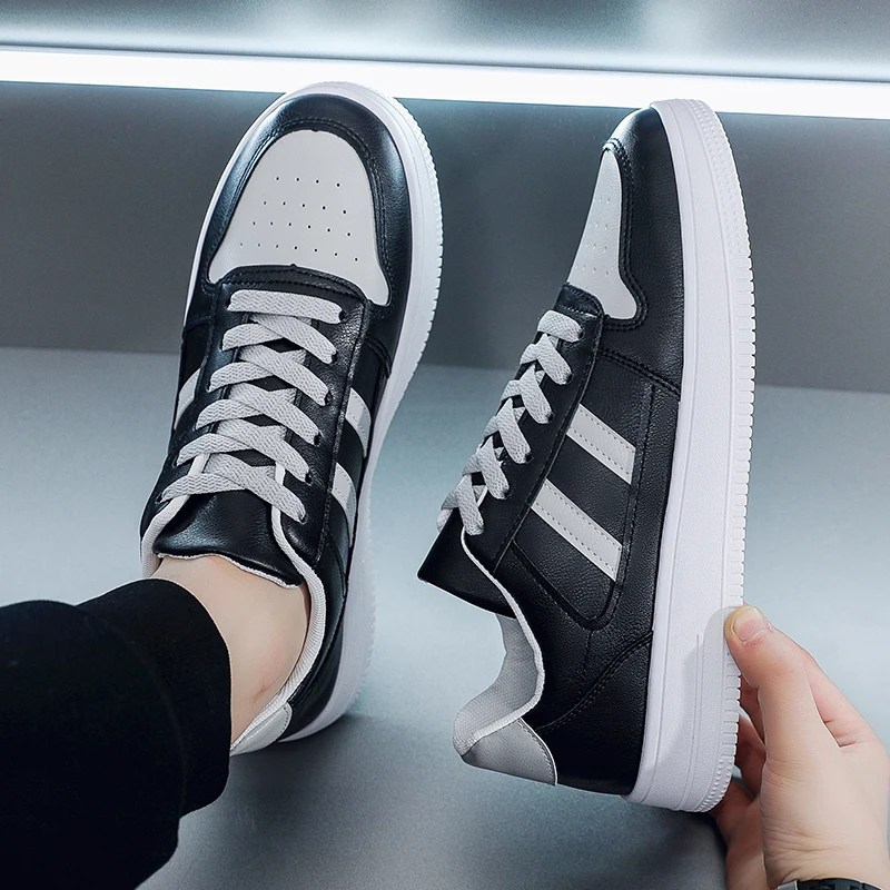 Nuevas zapatillas blancas de otoño 2025 para hombre y zapatos casuales gruesos de caña alta: livianos, que aumentan la altura y cómodos