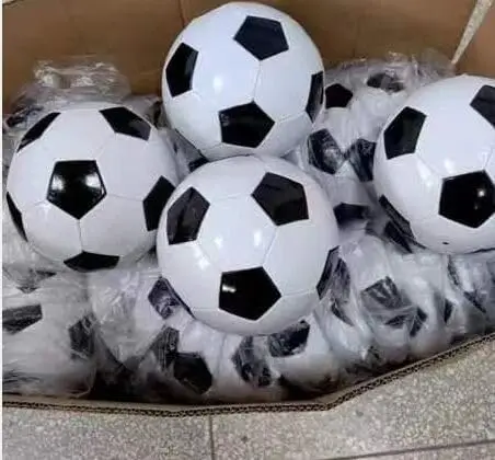 Paquete de 25 pelotas de fútbol, talla oficial 5, con 25 juegos de bombas para donación navideña