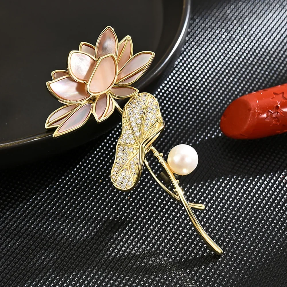 

Luxurious Crystal Pearl Lotus Flower Brooches for Women Rhinestone All-match Plants Party Office Brooch Pins Best Gift