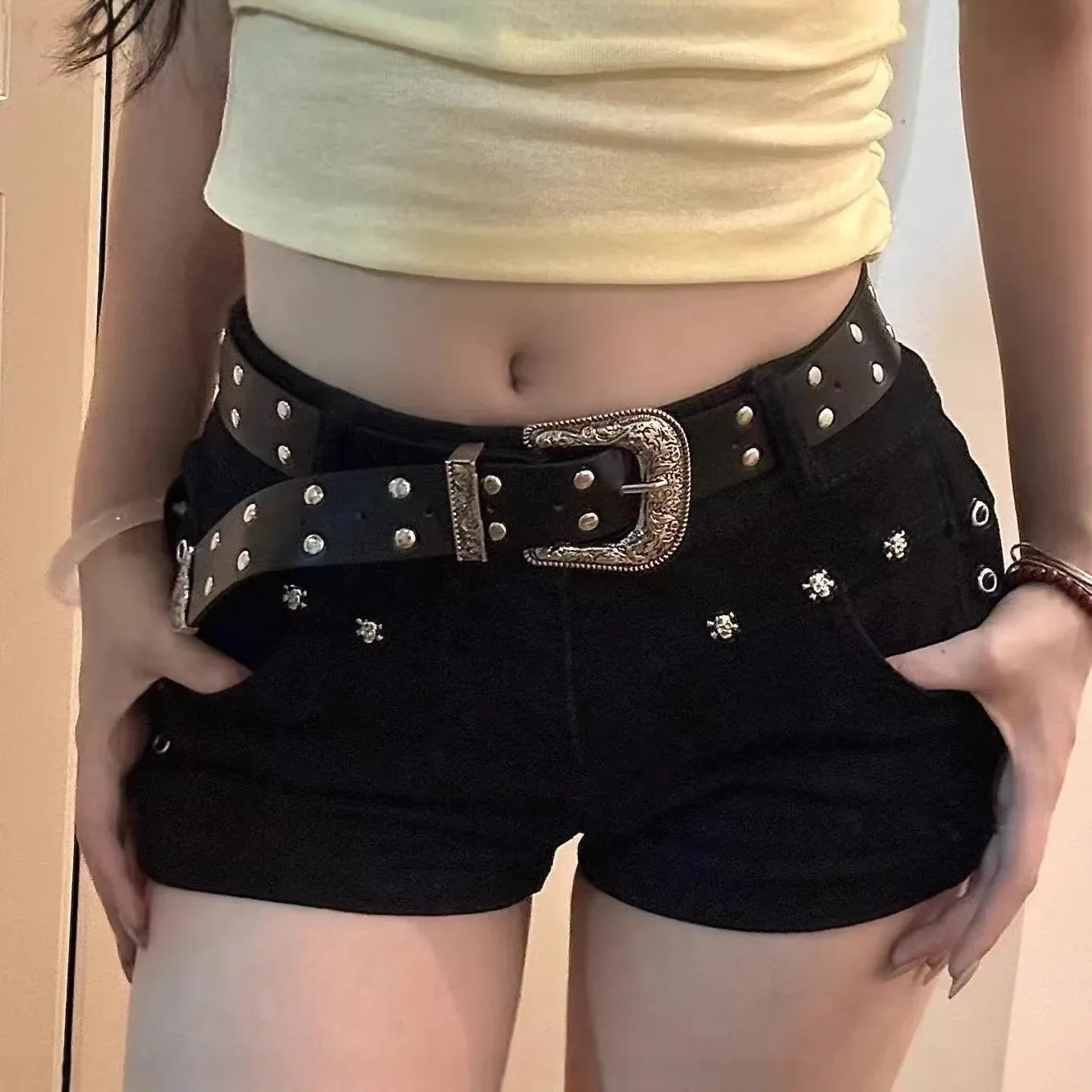 Gothic-Jeansshorts für Damen, Totenkopf-Nieten-Dekor, niedrige Taille, schmale Passform, seitliche Ösen, Hot Pants, Y2K-Streetwear, Punk-Party, kurze Jeans für Damen – Detail 3