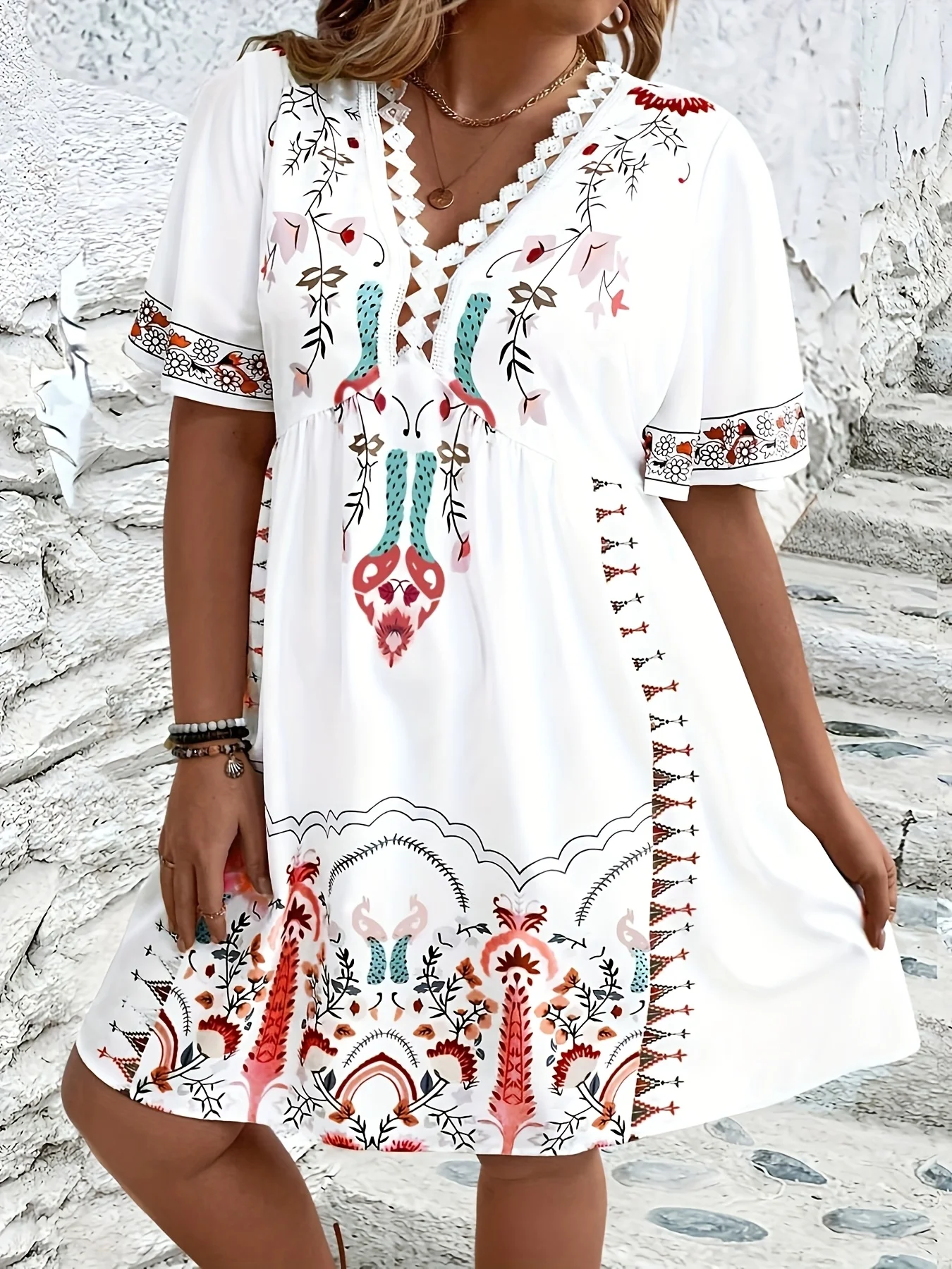 

Женское платье из полиэстера с геометрическим принтом больших размеров и v-образным вырезом в курортном стиле, слегка эластичная ткань, всесезонная одежда без подкладки